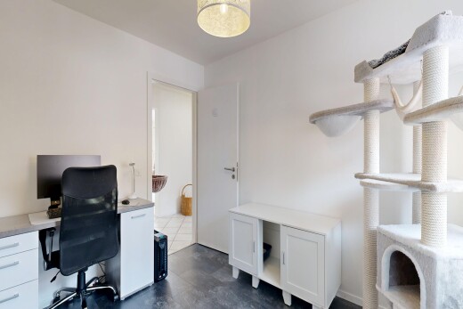büro mit bürobereich, gipskartonwand, drywall, fernseher, und inside property