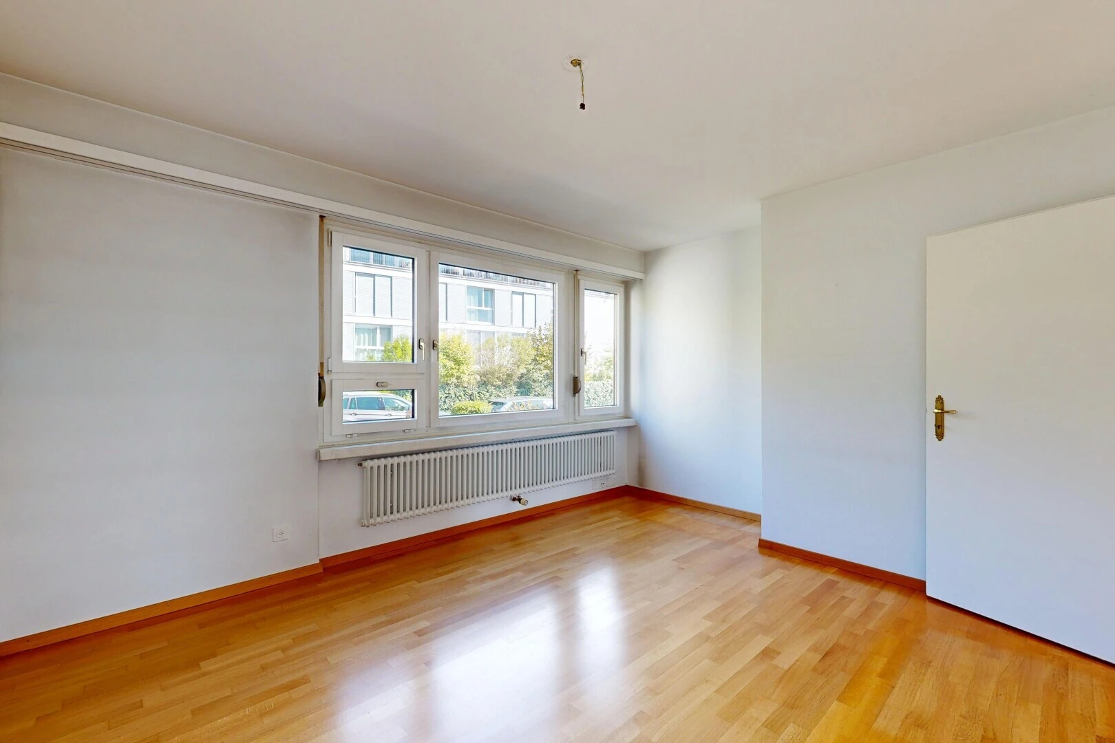 pièce vide avec radiateur, drywall, cloison sèche, baseboards wall, et plinthes murales