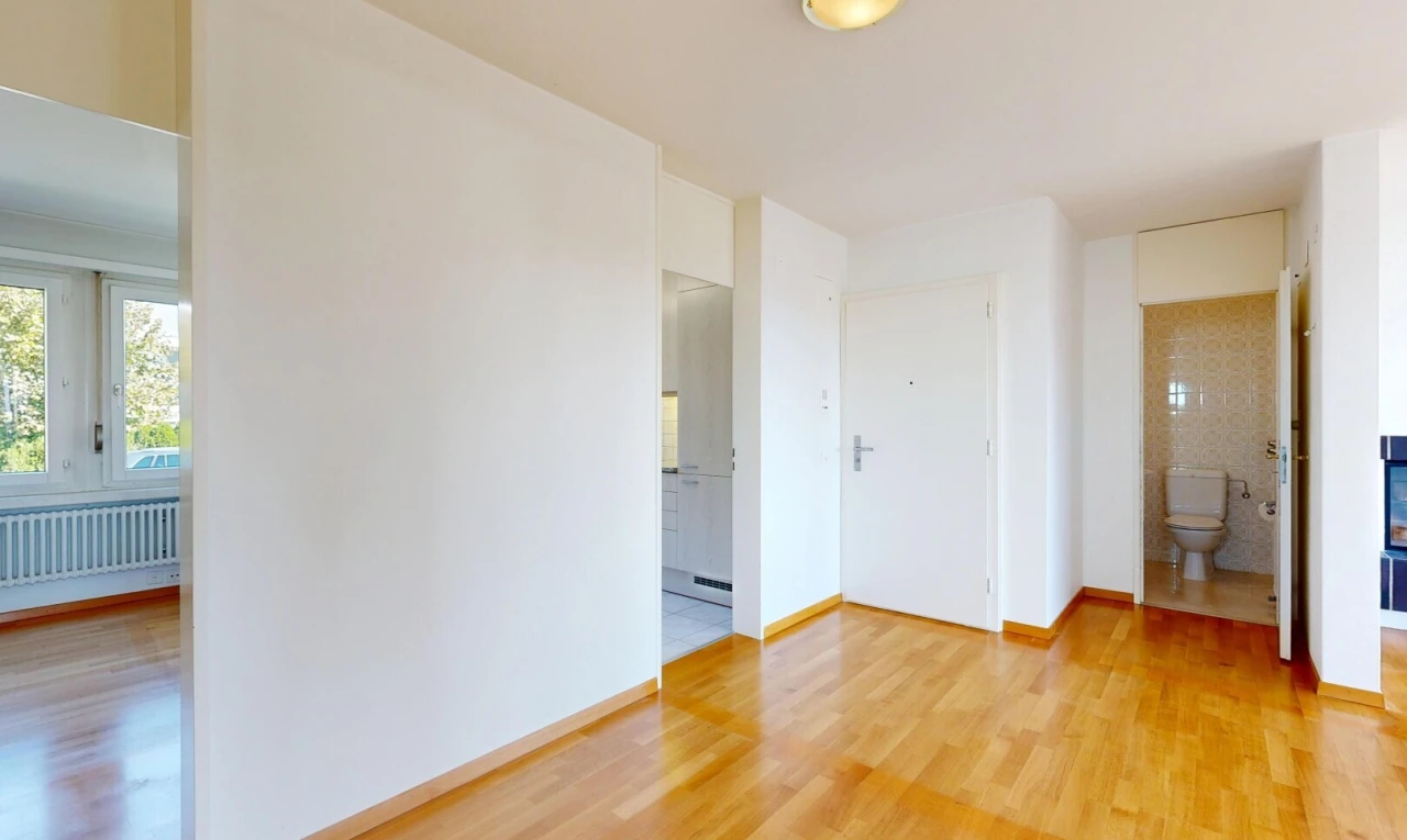 pièce vide avec drywall, cloison sèche, radiateur, wood finish floor, et sol en finition bois