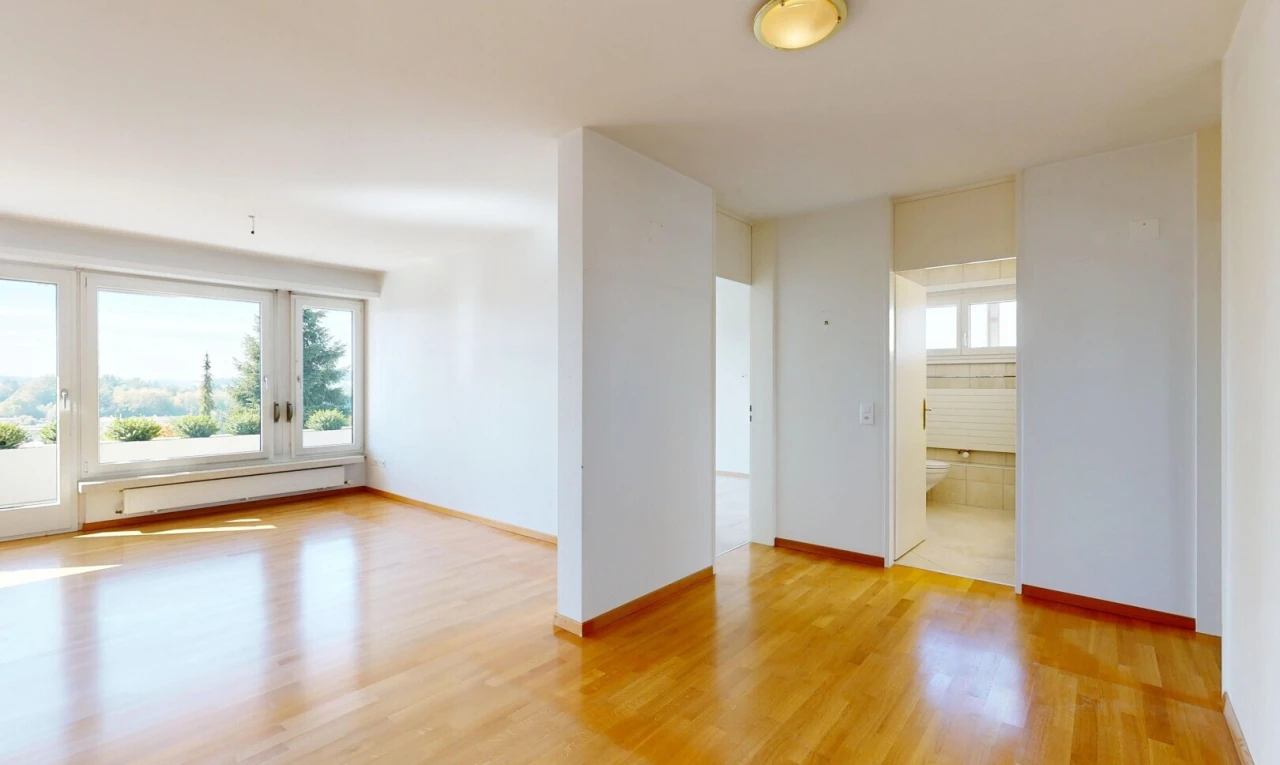 pièce vide avec inside property, radiateur à plinthe, cloison sèche, drywall, et sol en finition bois