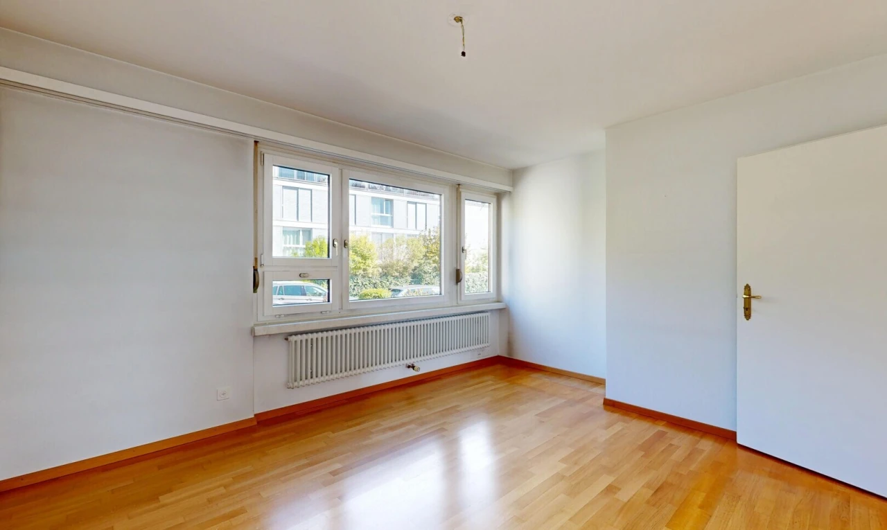 pièce vide avec radiateur, drywall, cloison sèche, baseboards wall, et plinthes murales