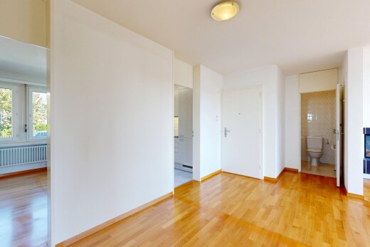 leerer raum mit drywall, gipskartonwand, kühler, wood finish floor, und holzfußboden