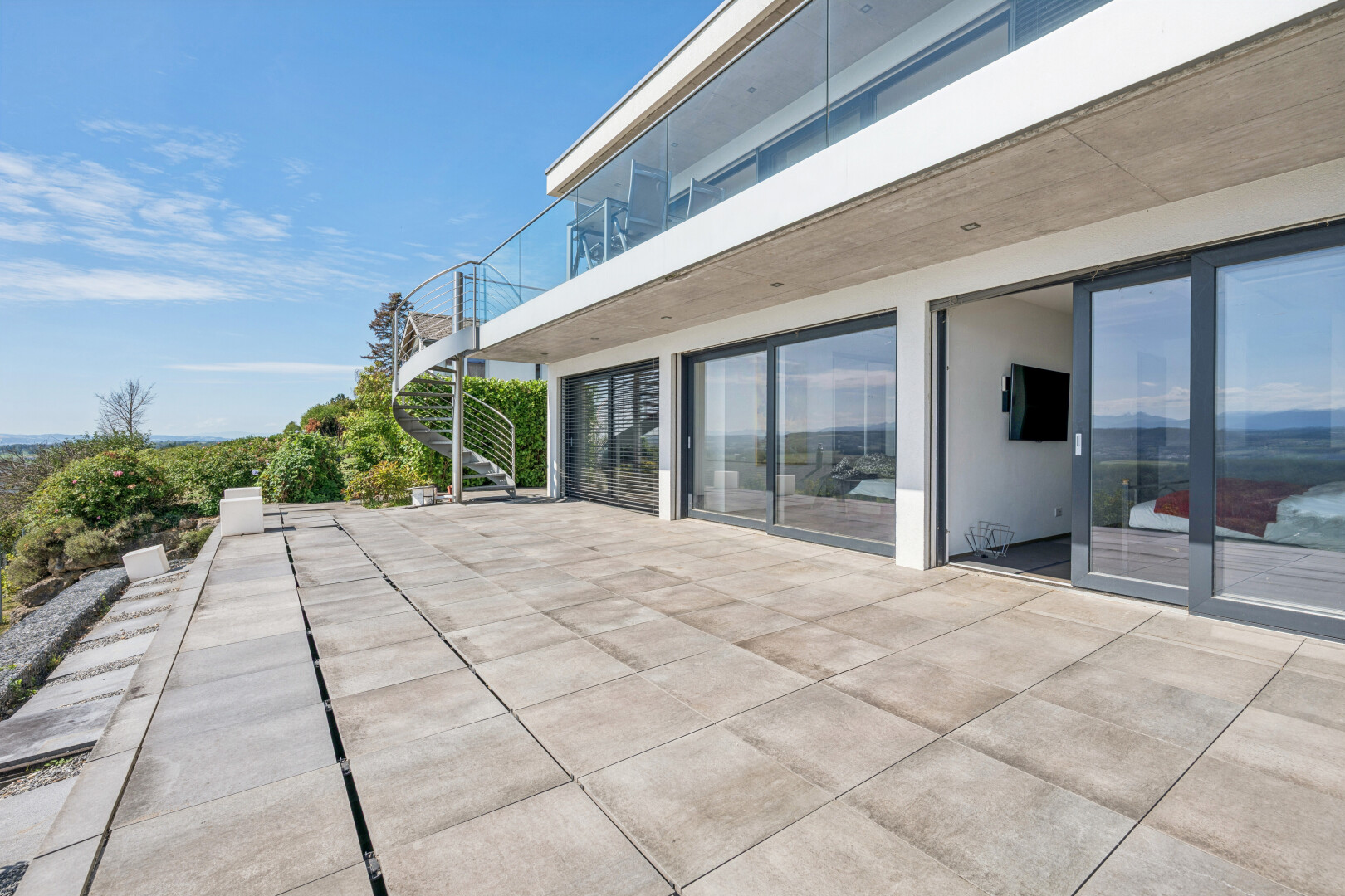 terrasse mit treppen, balkon, und day time