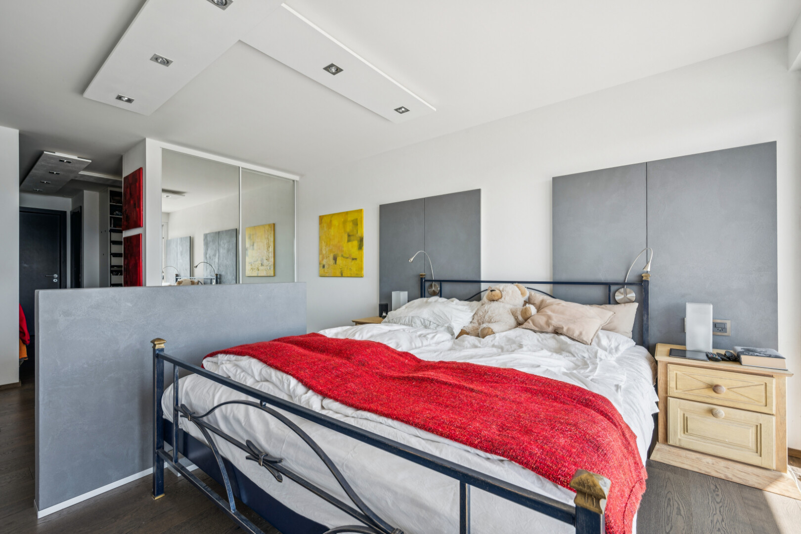 zimmer / schlafzimmer mit inside property, drywall, gipskartonwand, kleiderschrank, und wood finish floor