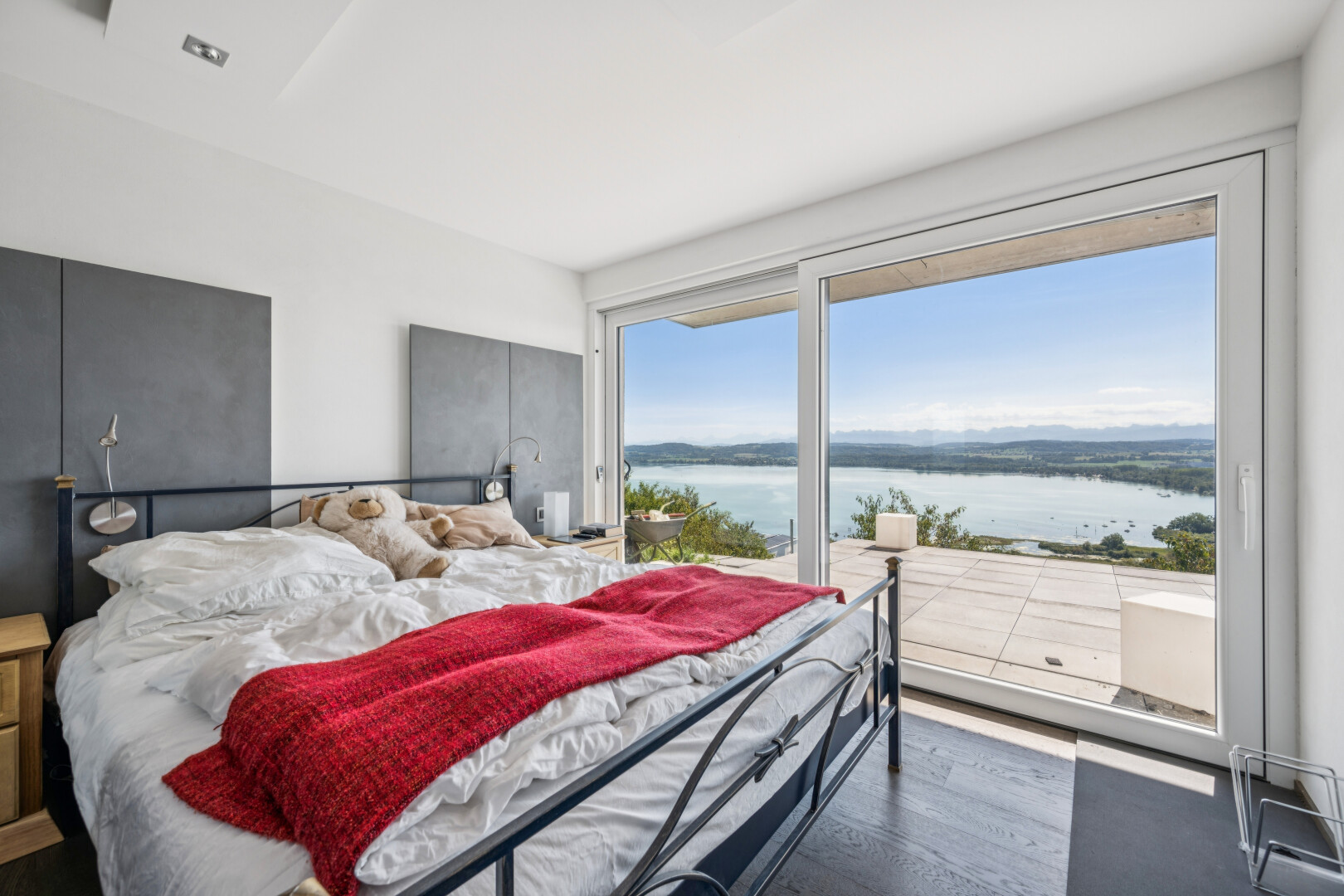 zimmer / schlafzimmer mit water view, seesicht, außenzugang, view focus, und drywall