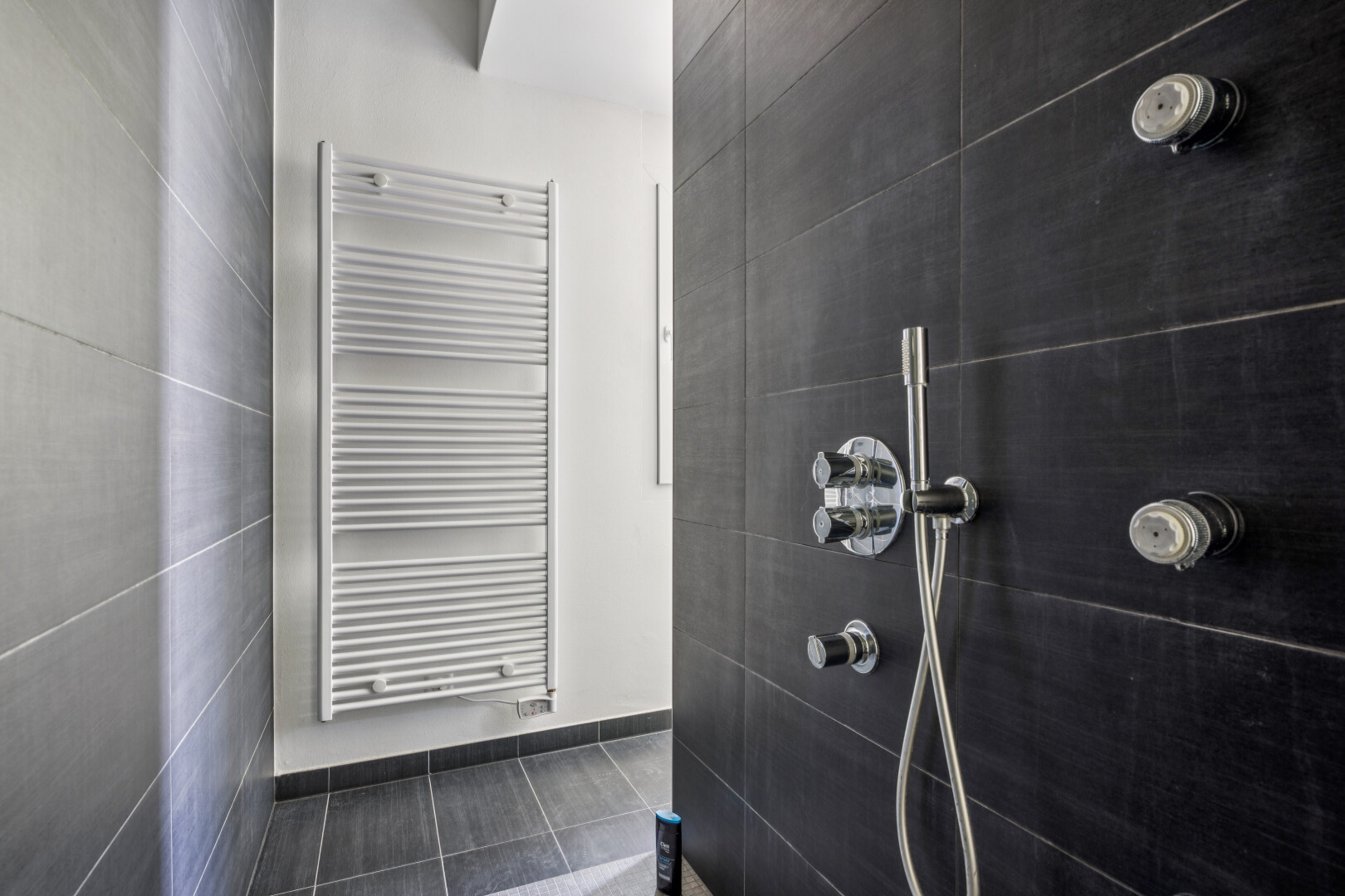 bad mit handtuchwärmer, kühler, dusche, komplettes badezimmer, und inside property