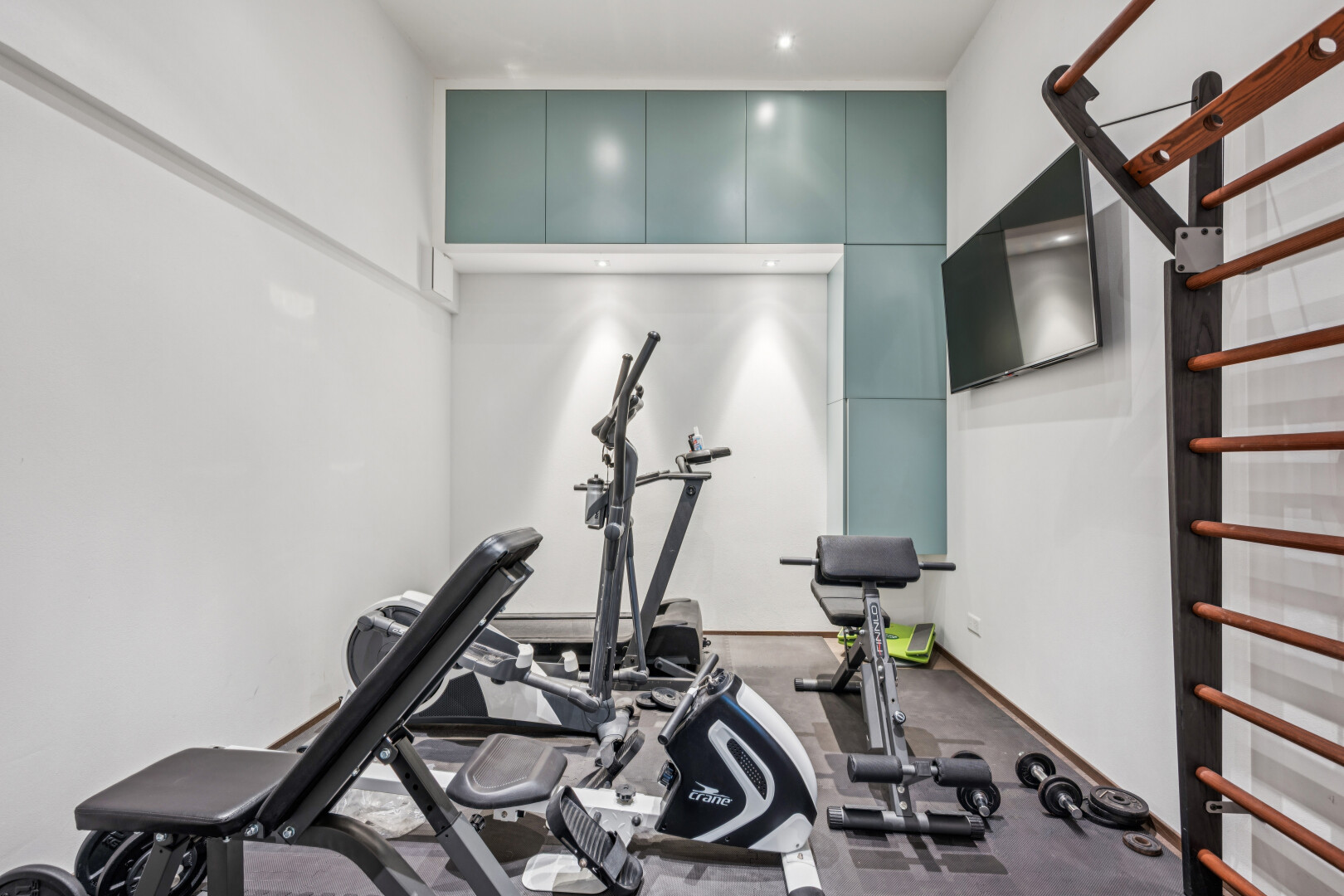 fitnessstudio mit gipskartonwand, drywall, und fernseher
