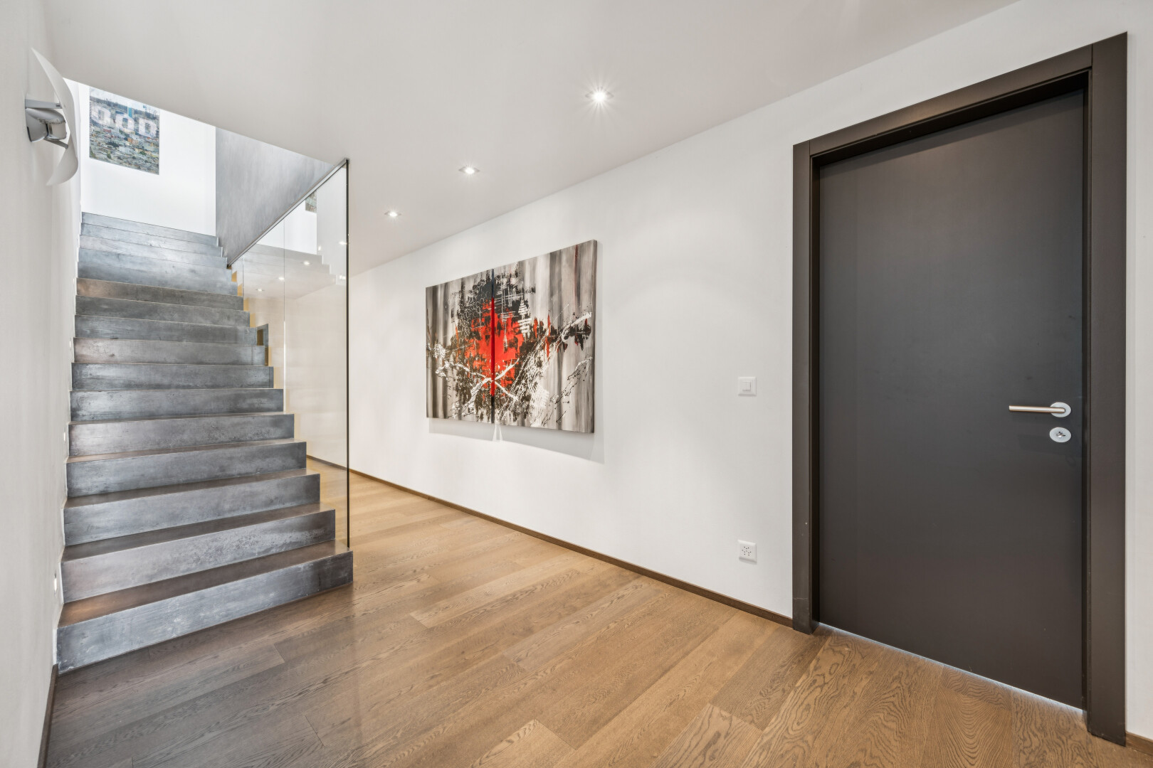 treppe mit treppen, drywall, gipskartonwand, einbauleuchten, und wood finish floor
