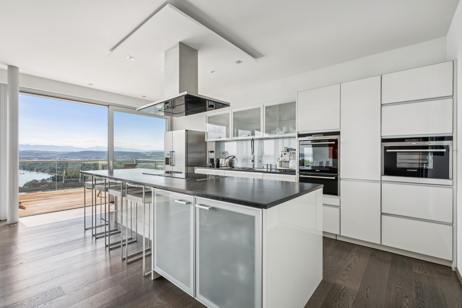 küche mit glass insert cabinets, schränke mit glastüren, dark floor, dunstabzugshaube, und ofen
