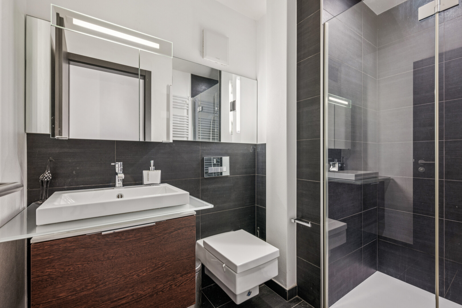 bad mit komplettes badezimmer, dusche, waschbecken, schminktisch, und inside property