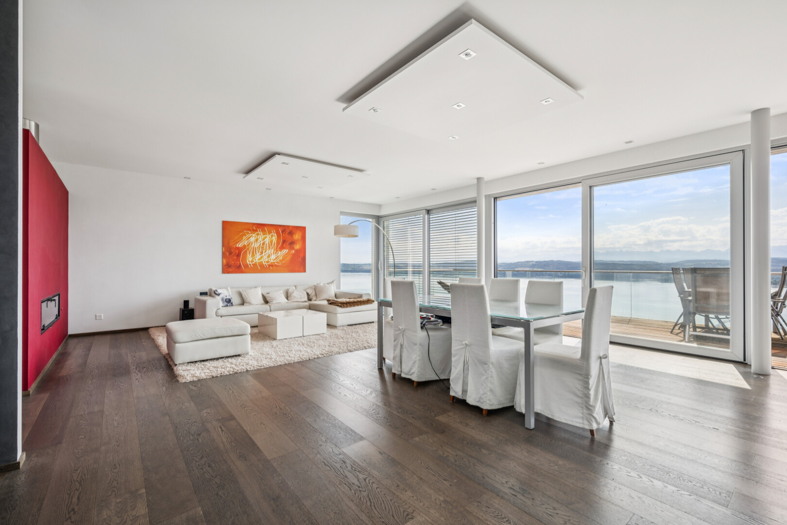wohn- / esszimmer mit day time, water view, seesicht, drywall, und gipskartonwand