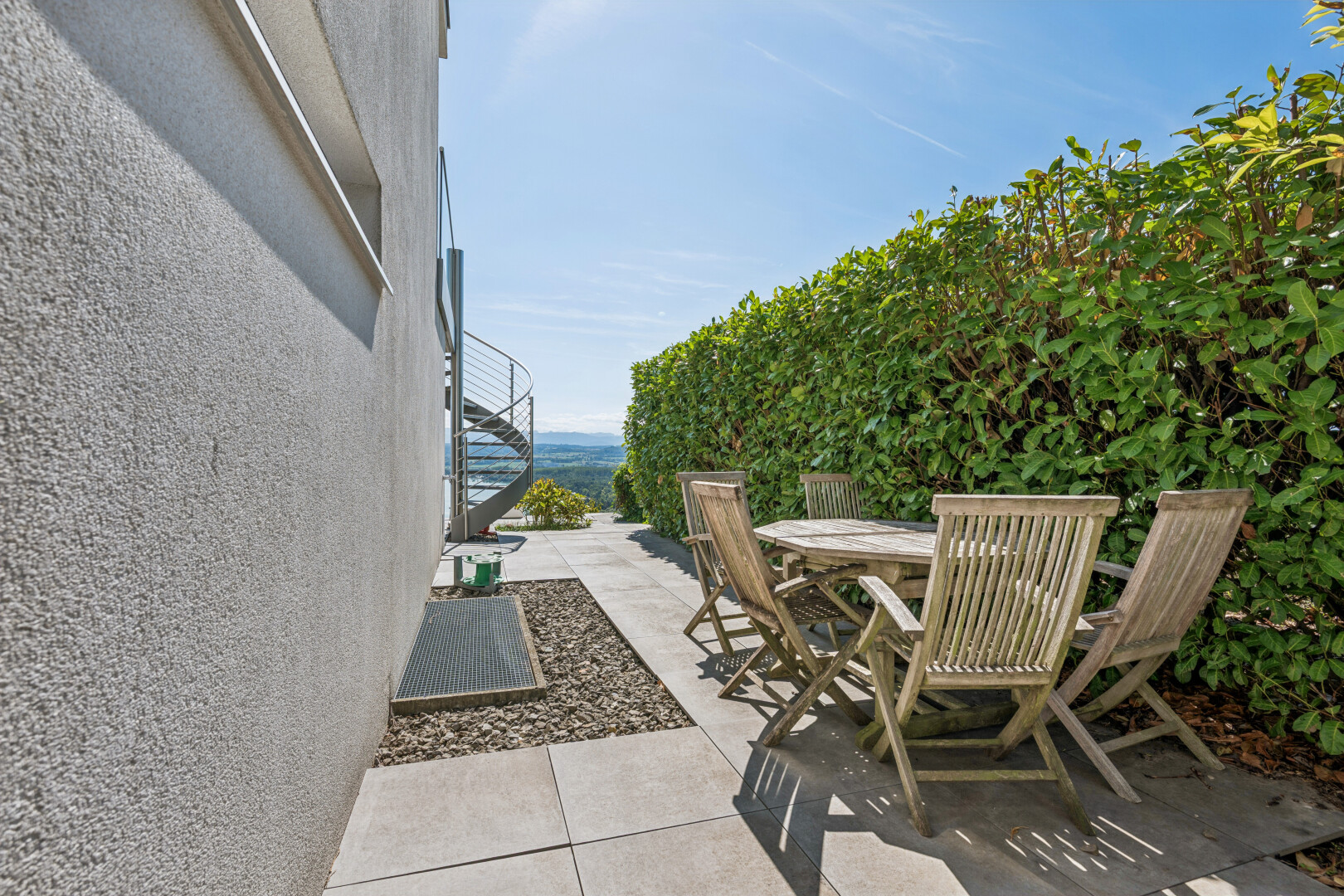 terrasse mit terrasse, treppen, essbereich im freien, from property, und day time