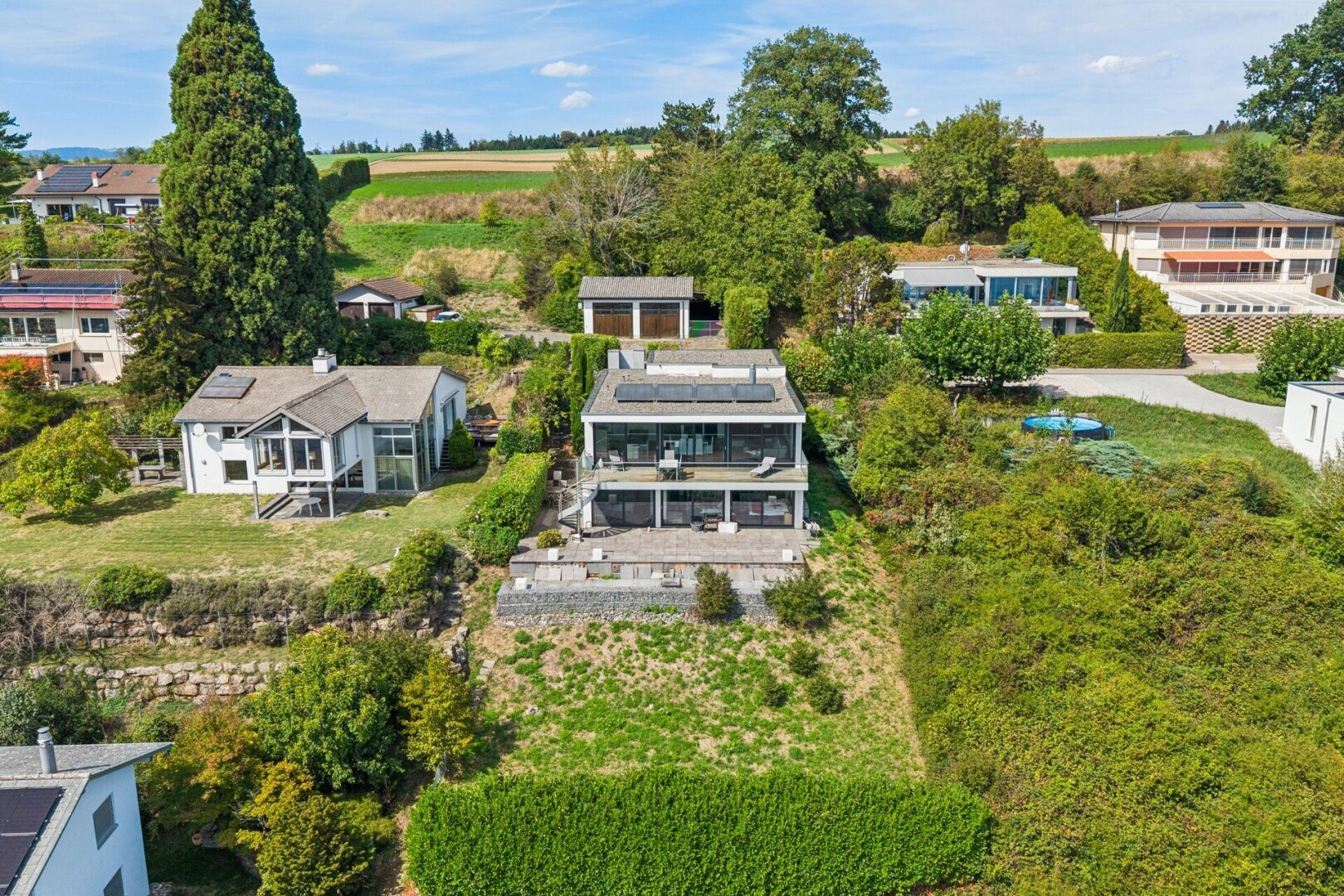 außenansicht mit solaranlage und day time