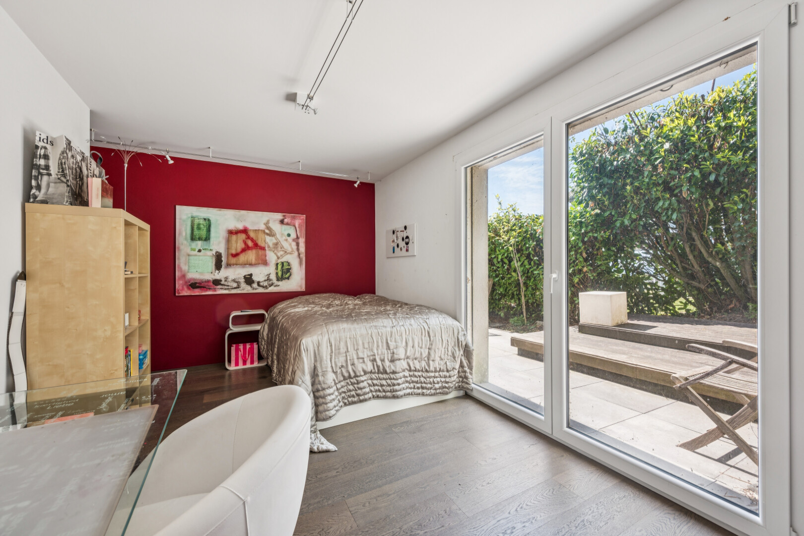 zimmer / schlafzimmer mit außenzugang, gipskartonwand, drywall, inside property, und bürobereich