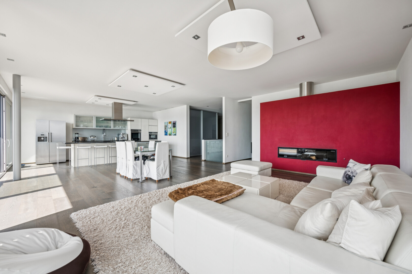 wohnzimmer mit full kitchen, drywall, gipskartonwand, inside property, und one wall kitchen