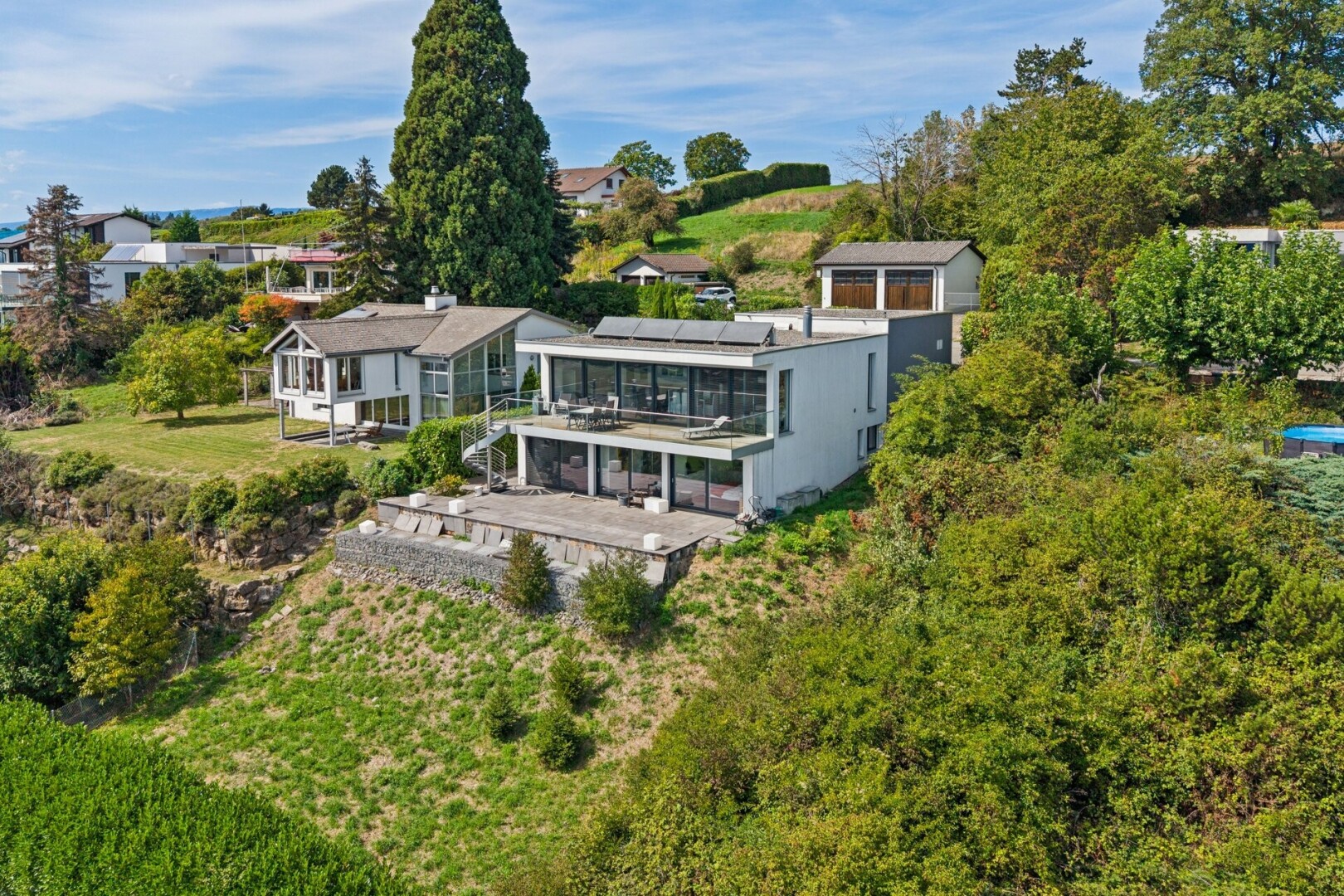außenansicht mit property visible, solaranlage, drone view, day time, und balkon