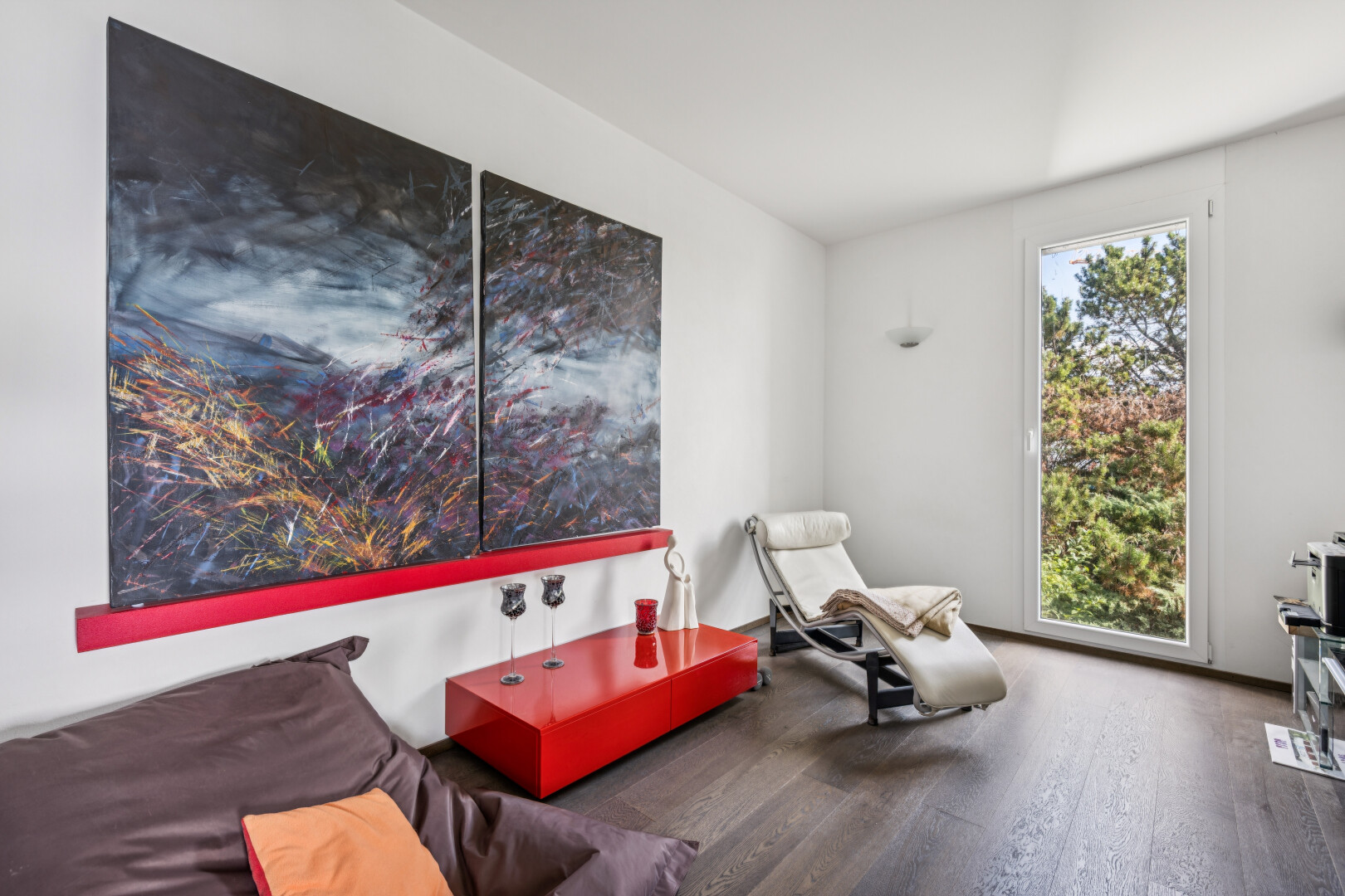 wohnzimmer mit gipskartonwand, drywall, holzfußboden, wood finish floor, und inside property