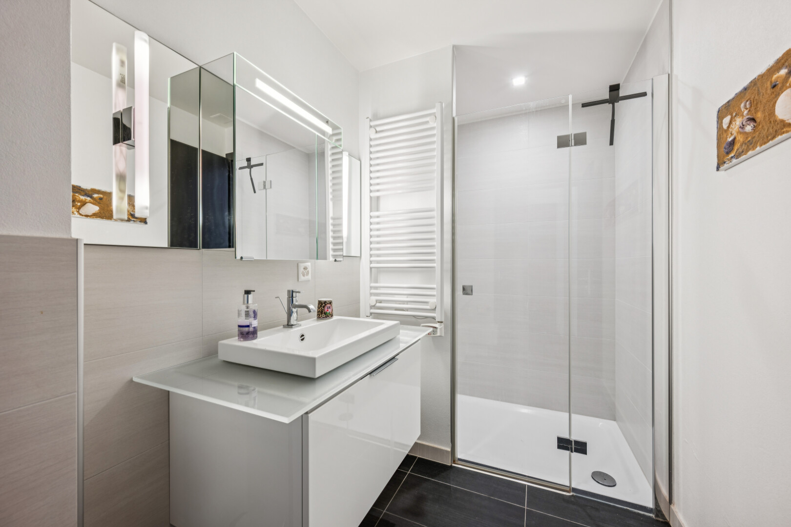 bad mit handtuchwärmer, kühler, spiegel, waschbecken, und dusche