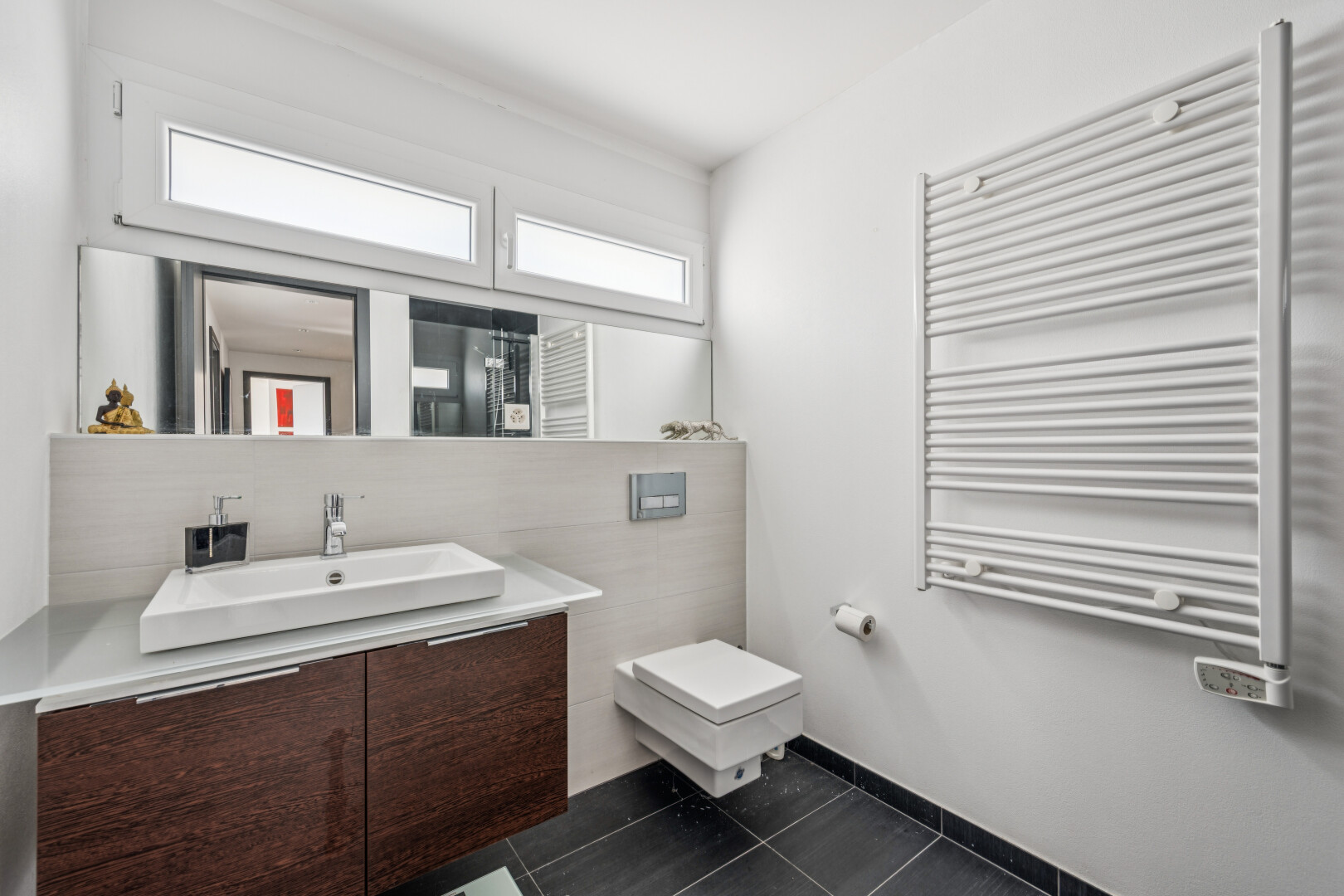bad mit kühler, handtuchwärmer, waschbecken, schminktisch, und dark floor