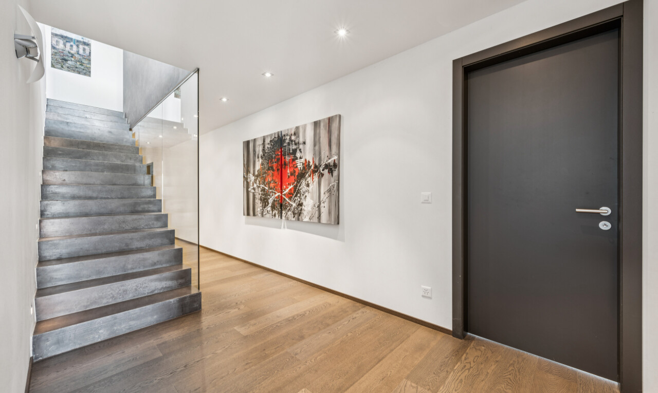 treppe mit treppen, drywall, gipskartonwand, einbauleuchten, und wood finish floor