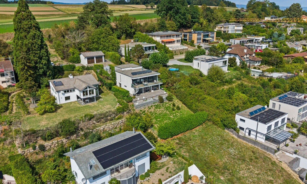 außenansicht mit day time, solaranlage, neighborhood view, residential view, und wohngebietblick
