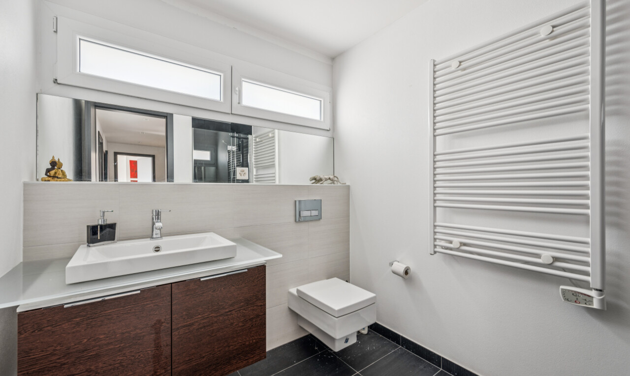 bad mit kühler, handtuchwärmer, waschbecken, schminktisch, und dark floor