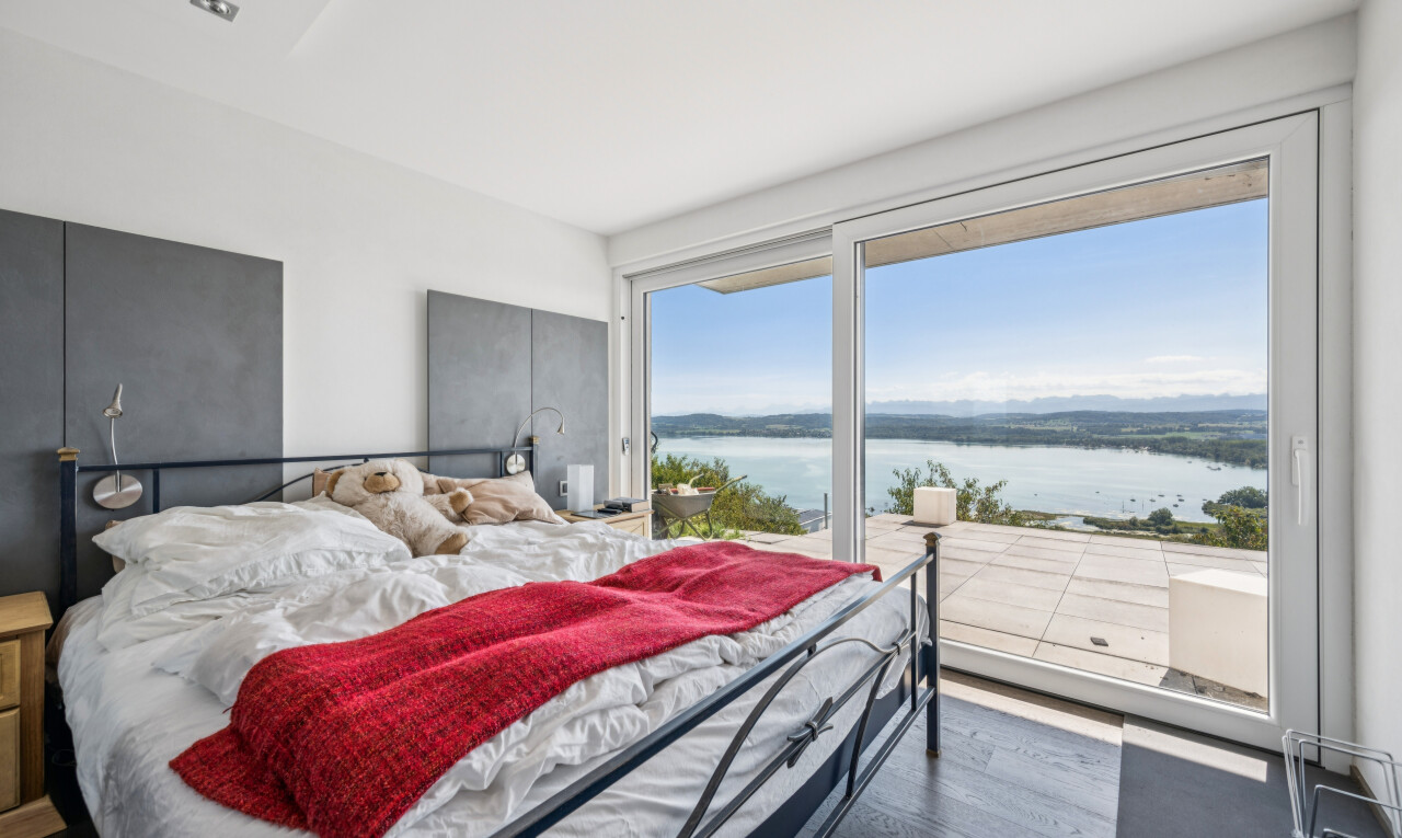 zimmer / schlafzimmer mit water view, seesicht, außenzugang, view focus, und drywall