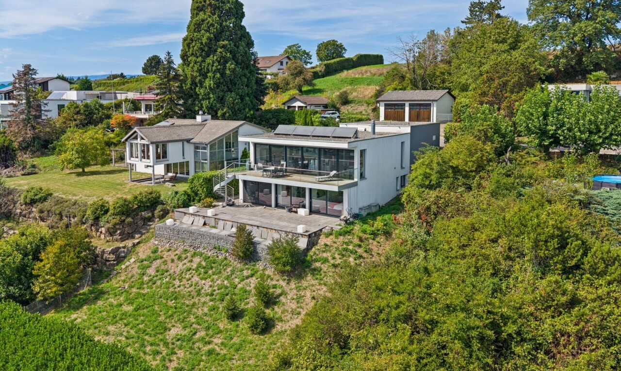 außenansicht mit property visible, solaranlage, drone view, day time, und balkon
