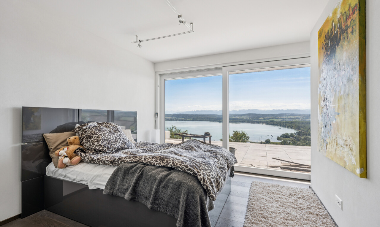 zimmer / schlafzimmer mit water view, seesicht, außenzugang, drywall, und gipskartonwand