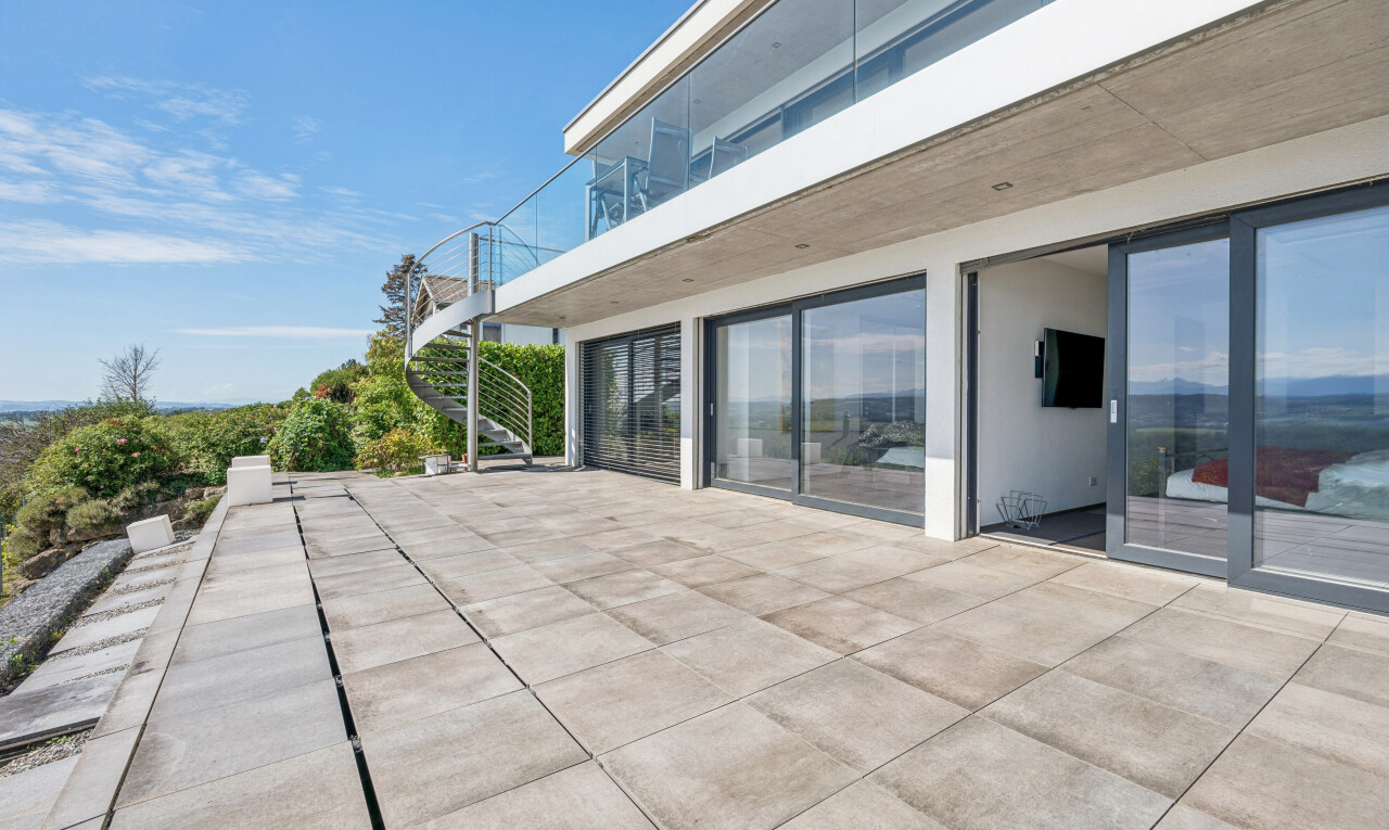 terrasse mit treppen, balkon, und day time