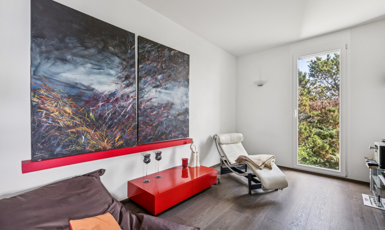 wohnzimmer mit gipskartonwand, drywall, holzfußboden, wood finish floor, und inside property