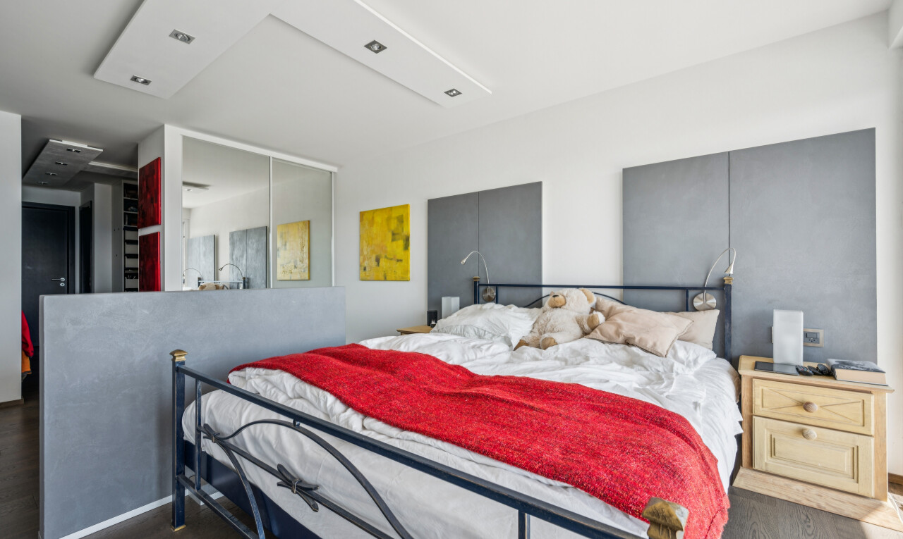 zimmer / schlafzimmer mit inside property, drywall, gipskartonwand, kleiderschrank, und wood finish floor