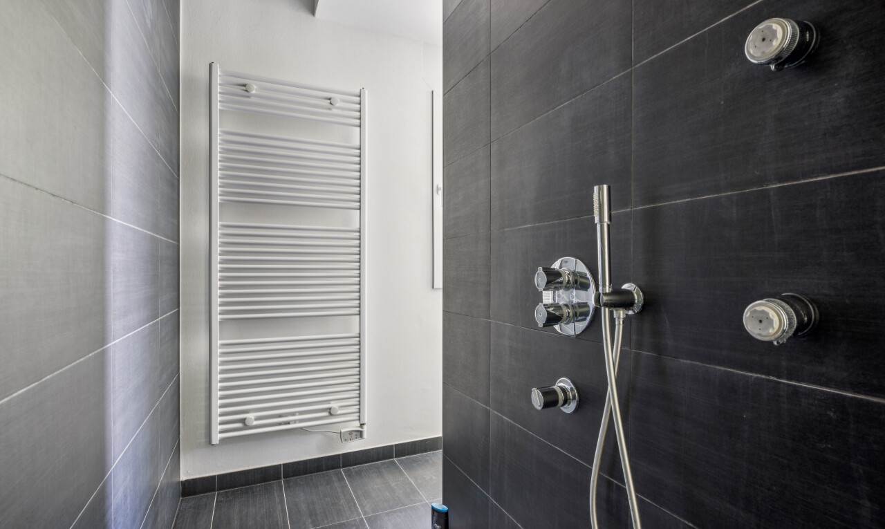 bad mit handtuchwärmer, kühler, dusche, komplettes badezimmer, und inside property