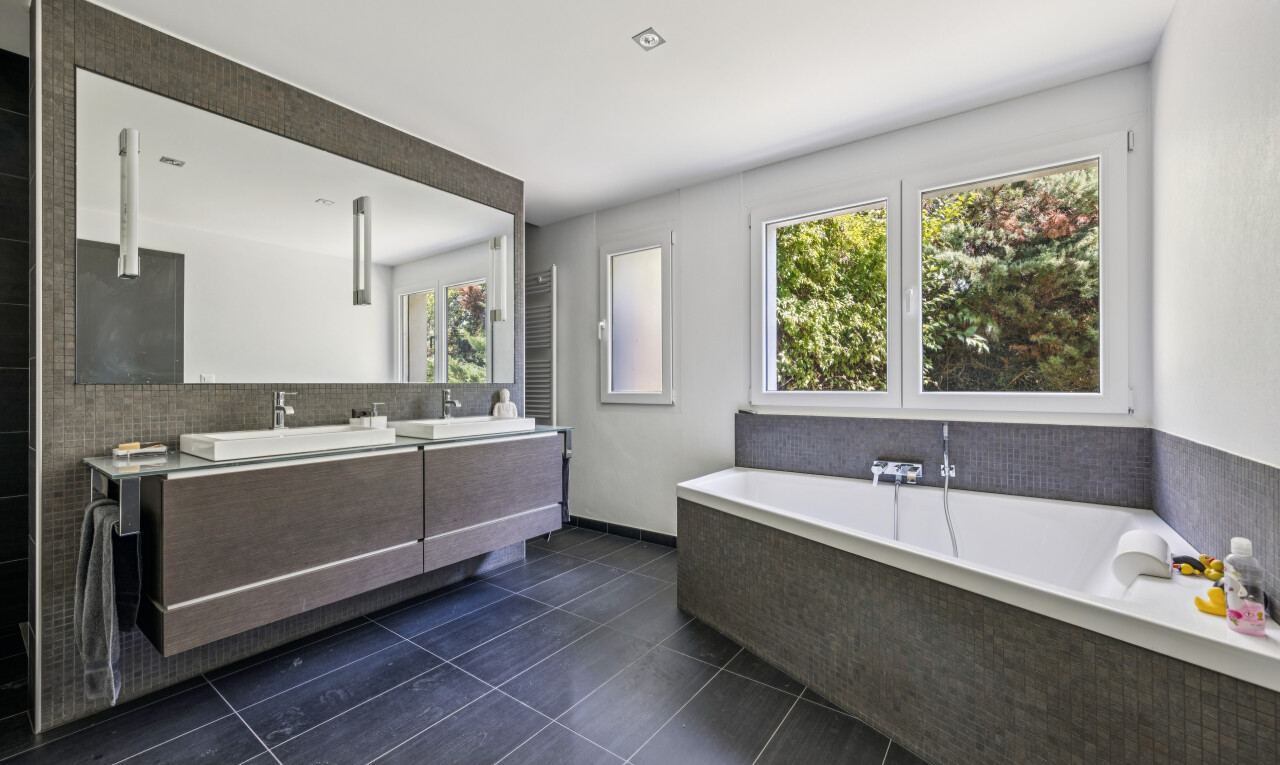 bad mit bad, komplettes badezimmer, doppelwaschtisch, waschbecken, und tile floor