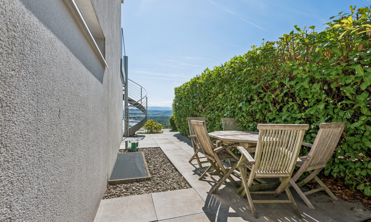 terrasse mit terrasse, treppen, essbereich im freien, from property, und day time