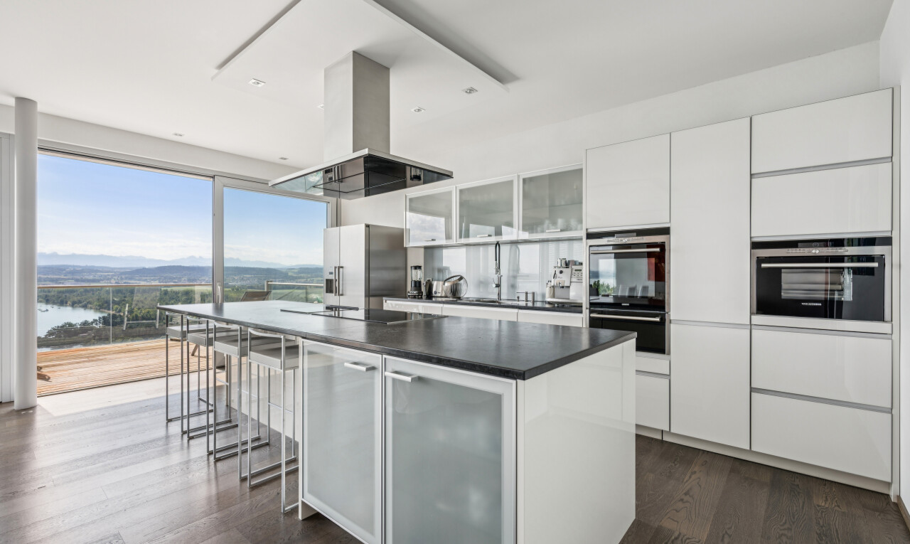 küche mit glass insert cabinets, schränke mit glastüren, dark floor, dunstabzugshaube, und ofen
