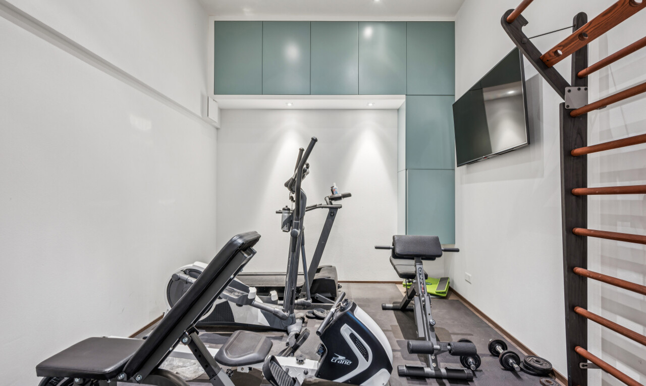 fitnessstudio mit gipskartonwand, drywall, und fernseher