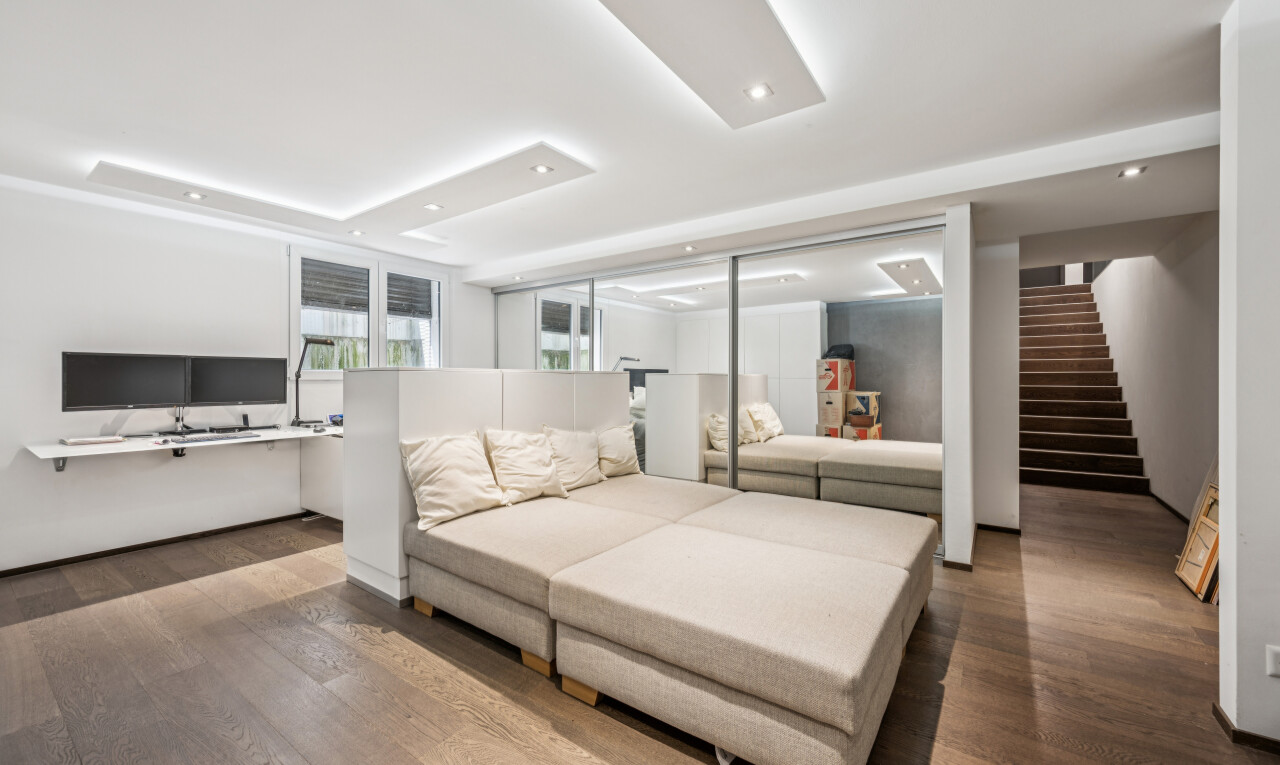 zimmer / schlafzimmer mit treppen, einbauleuchten, drywall, gipskartonwand, und fernseher