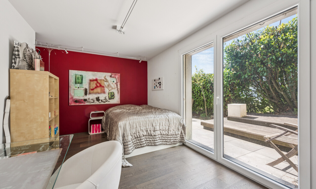 zimmer / schlafzimmer mit außenzugang, gipskartonwand, drywall, inside property, und bürobereich