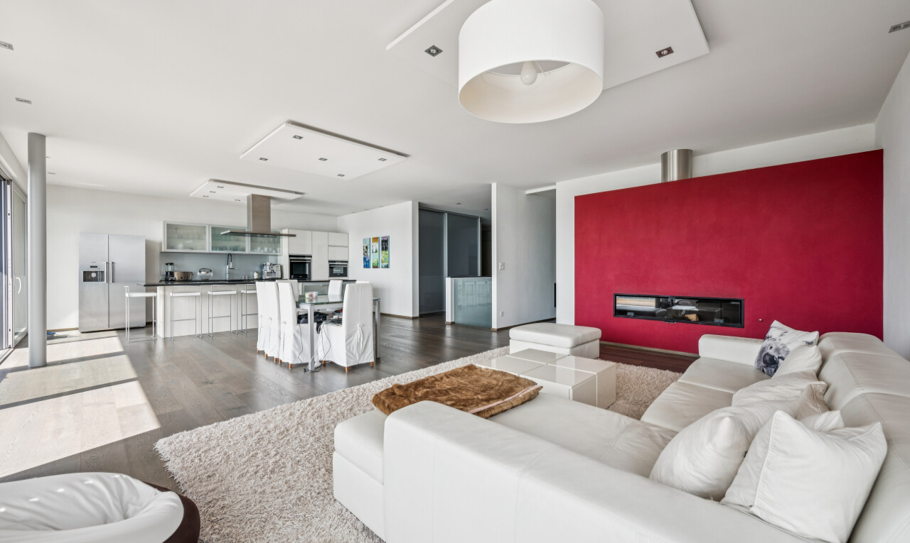 wohnzimmer mit full kitchen, drywall, gipskartonwand, inside property, und one wall kitchen