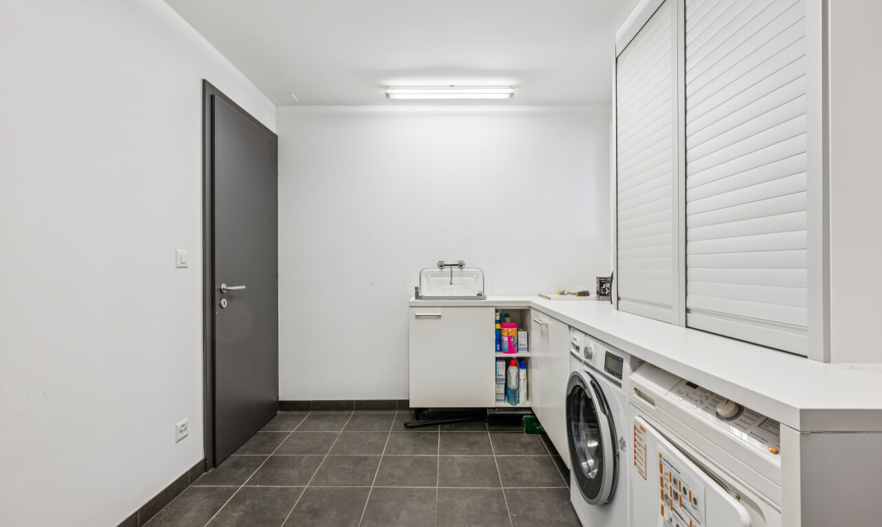 wäschekammer mit dark floor, drywall, gipskartonwand, tile floor, und fliesenboden