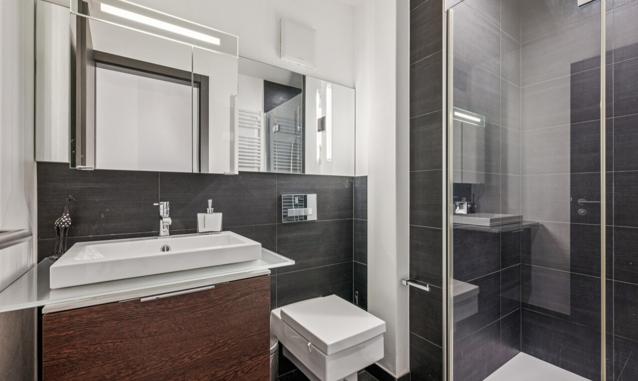bad mit komplettes badezimmer, dusche, waschbecken, schminktisch, und inside property