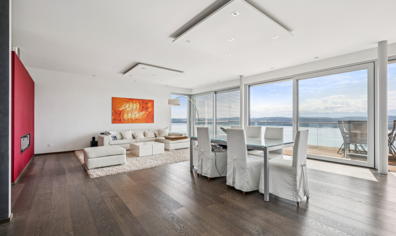 wohn- / esszimmer mit day time, water view, seesicht, drywall, und gipskartonwand