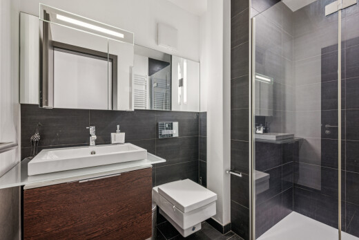 bad mit komplettes badezimmer, dusche, waschbecken, schminktisch, und inside property
