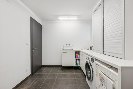 wäschekammer mit dark floor, drywall, gipskartonwand, tile floor, und fliesenboden