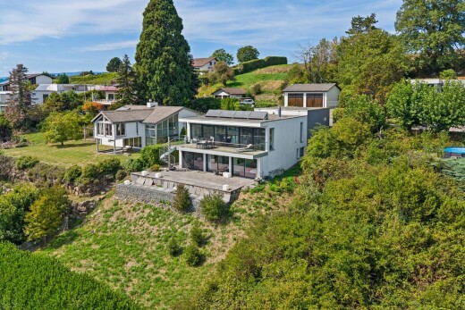 außenansicht mit property visible, solaranlage, drone view, day time, und balkon