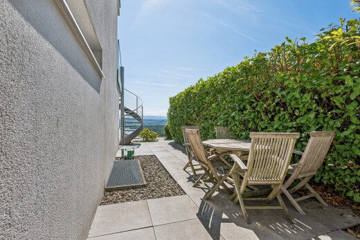 terrasse mit terrasse, treppen, essbereich im freien, from property, und day time
