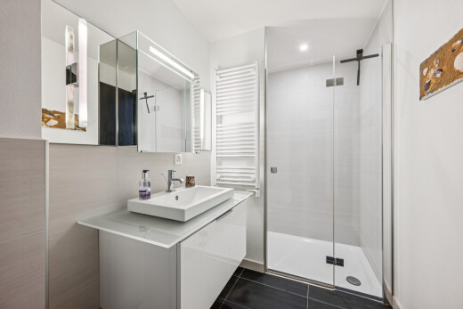 bad mit handtuchwärmer, kühler, spiegel, waschbecken, und dusche