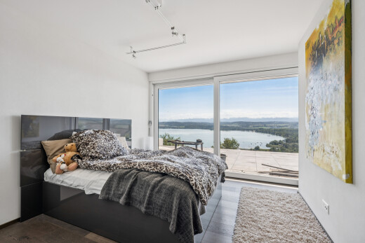 zimmer / schlafzimmer mit water view, seesicht, außenzugang, drywall, und gipskartonwand