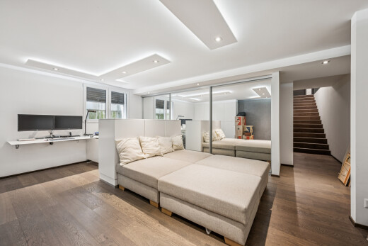 zimmer / schlafzimmer mit treppen, einbauleuchten, drywall, gipskartonwand, und fernseher